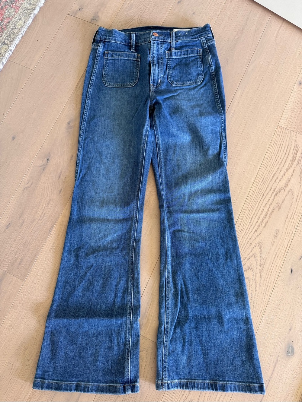 Gap High Rise ’70s Flare Jeans – Medium Wash – Size 28